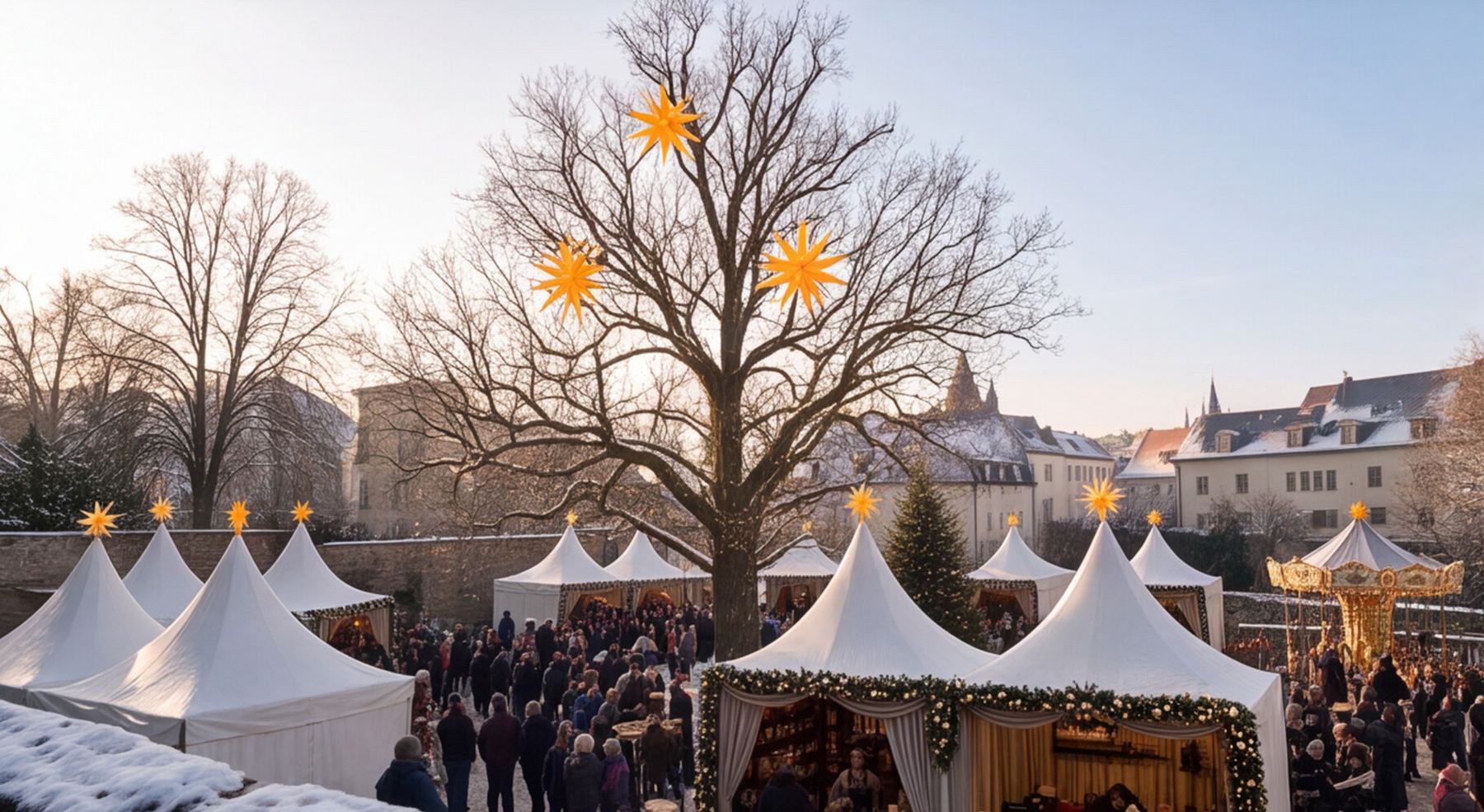Alter Baum mit Sternen, Pagoden und Karussell im Garten der Möllenvogtei